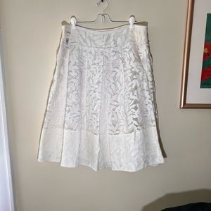 Magaschoni gorgeous NWT cream color skirt with leaf accents throughout. Size 12